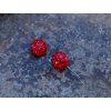 Náušnice guličky podklad červenej farby brúsené kamienky