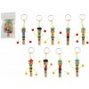 Teddies Píšťalka panáčik prívesok drevo 8cm s pútkom mix druhov