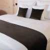 Biante Zamatový prehoz/behúň na posteľ Velvet Prémium SVP-016 Tmavo hnedý 50x140 cm