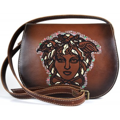 Módna kožená kabelka s výšivkou MEDUSA ručne tieňovaná v tmavo hnedej farbe