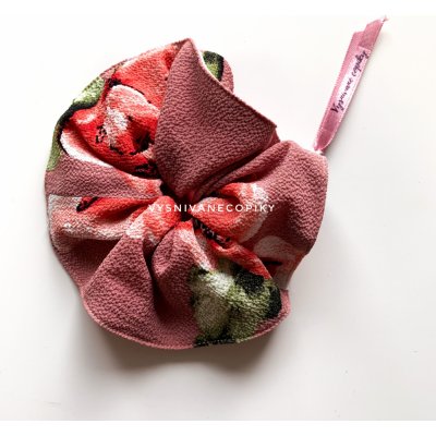 VYSNÍVANÉ COPÍKY Gumička scrunchie na vlasy látkovaná - Kvetovaná/Flower