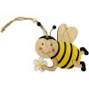 Drevená závesná dekorácia - letiaca včielka s kvietkom