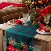 Zeleno-červený obrus na stôl, STAR s motívom kocky a snehových vločiek