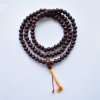 Mála náhrdelník Tmavé drevo so žltou a červenou šnúrkou 108 semiačok 8 mm