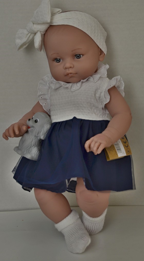 Lamagik Realistické miminko holčička Alicia v modrobílých šatech s bílou mašlí