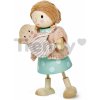 Drevená postavička mama s bábätkom Mrs. Goodwood Tender Leaf Toys vo svetri a s klokankou