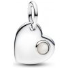 Prívesok PANDORA Gravírovateľné srdce s bielou syntetickou perleťou 794295C06
