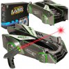 RC laserom riadené auto jazdiace po stene na laserovej šedi