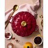 Le Creuset - Liatinový hrniec plytký 26 cm / 2,2 l so zlatým úchytom - Petal Garnet