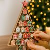 Drevený adventný kalendár v tvare stromčeka – 24 domčekov