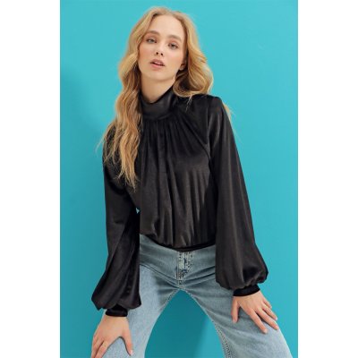 Trend Alaçatı Stili Women's Black Stand-Up Collar Velvet Blouse with Smocking Detail in the Front čierna šedá