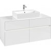 VILLEROY & BOCH Collaro závesná skrinka pod umývadlo na dosku (umývadlo v strede), 4 zásuvky, s LED osvetlením, 1200 x 500 x 548 mm, Glossy White, C128B0DH