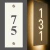Solárne domové číslo – zvislý Farba a štýl: Biela tabuľa + pätkové čísla