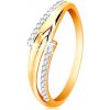 Šperky eshop - Prsteň zo 14K zlata, zvlnené dvojfarebné ramená, číre zirkónové línie S3GG201.69 - Veľkosť: 56 mm