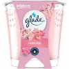 Glade I love you s květinovou, ovocnou a sladkou vůní vonná svíčka ve skle, doba hoření až 30 hodin 112 g