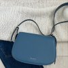 Michael Kors Messenger crossbody large modrá