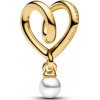 Zlátený prívesok PANDORA Zavinuté srdce s bielou perlou 764138C01