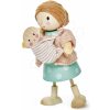 Drevená postavička mama s bábätkom Mrs. Goodwood Tender Leaf Toys vo svetri a s klokankou