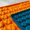 Collory Silikónová forma na pamlsky Medium Štvorlístky - oranžová
