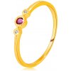 Šperky eshop - Prsteň zo žltého 14K zlata - červený rubín v objímke, okrúhle zirkóniky, bodky S1GG237.20 - Veľkosť: 51 mm