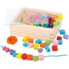 Small Foot Drevené navliekacie korálky tvary v krabičke