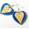 Modré folklórne srdcové náušnice vypaľované do dreva (Drevené folklórne náušnice modré srdcia s vypaľovaným vzorom)