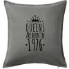 Queens are born in 1976 - Vankúš 50x50 - 50x50 - Vrátane výplne ( Tmavosivý melír )