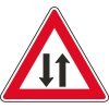 Dopravná značka – Prevádzka v oboch smeroch