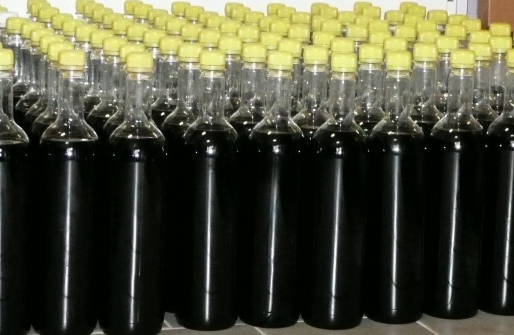 Ovocné víno polosladké z čiernych ríbezlí 1 l od 1,45 € - Heureka.sk