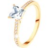Šperky eshop - Prsteň zo žltého 14K zlata - číry zirkónový štvorec, trblietavé línie po stranách S3GG112.07 - Veľkosť: 60 mm