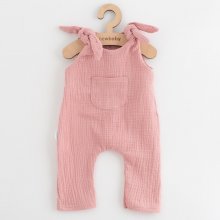 New Baby Dojčenské mušelínové zahradníčky Soft dress ružová