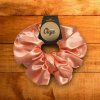 Scrunchie saténová gumička do vlasov Peach Fuzz Ouye Handmade broskyňová (Scrunchie gumička na drdol Peach Fuzz broskyňová)