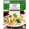 Tesco Uvarené cestoviny s omáčkou s bazalkou kuracími kúskami dusenou brokolicou a syrom 400 g
