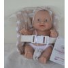 Realistické miminko - holčička - smějící se Maruška ve světle hnědé autosedačce s bílými hvězdičkami od španělské firmy Marina & Pau (Cookie Baby - 20 cm)