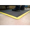 Protiúnavová rohož Boris – olemovaná žltými hranami (60 x 90 cm), čierna