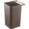 YAMAZAKI Odpadkový kôš s madlom Como 3135, plast / drevo, 9,5 l, hnedý