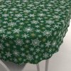 Biante Bavlnený oválny obrus Sandra SA-703 Vianočné vločky na zelenom 140x180 cm