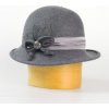 Karpet Vlnený klobúk zdobený saténom a gombíkom - sivá melír 57
