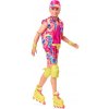 Barbie Ken ve filmovém oblečku na kolečkových bruslích
