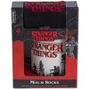 CurePink xDárkový set hrnek s ponožkami Netflix Stranger Things Les 300 ml