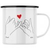 Plechový hrnček s potlačou ruky so srdiečkom s vlastnými menami