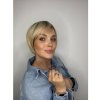 Žiarivá blond mikádo parochňa Sasha s ofinou