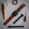 Vidra Brand KOŽENÝ REMIENOK NA APPLE WATCH MASTER - HNEDÝ KOVANIE (zapínania, adaptér): STRIEBORNÝ, VEĽKOSŤ HODINIEK: 44 / 45 / 46 mm