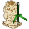 Drevená ďakovná sova s gravírovaným perom pre učiteľku Vzor 2