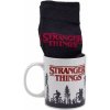 CurePink xDárkový set hrnek s ponožkami Netflix Stranger Things Les 300 ml