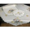 Veľkonočný vyšívaný obrus biely podklad - Kuriatka a sivá Krhlička - rôzne veľkosti 40x160cm Veľkosť: ŠTÓLA 40*160cm
