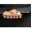 Tank drevená hračka, pojazdný s otočnou vežou aj guľometom.