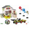 Set domček Priateľov s predzáhradkou a šliapací traktor Claas Friends House Life Smoby rozšíriteľný s prívesom volantom so zvukmi a kuchynka s dopravnými značkami