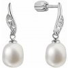 Strieborné náušnice visiace s oválnou riečnou perlou bielej 21092.1B