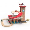 2Kids Toys Drevená garáž s vláčikodráhou